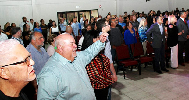 Carlos ‘Johnny’ Méndez Núñez. presidente de la Cámara de Representantes en actitud de oración durante un servicio religioso en Fajardo. (Foto/Suministrada)