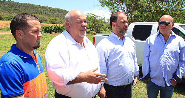 Residentes de la urbanización Santa Rita, junto al Presidente de la Cámara, el Director Ejecutivo de la AAA y el Alcalde de Fajardo. (Foto/Suministrada)