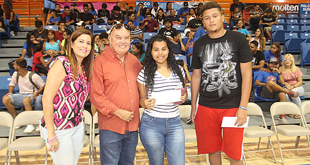 El alcalde de Fajardo, Aníbal Meléndez hace entrega de cheques a jóvenes que fueron empleados para trabajar en campamentos de verano. (Foto/Suministrada)