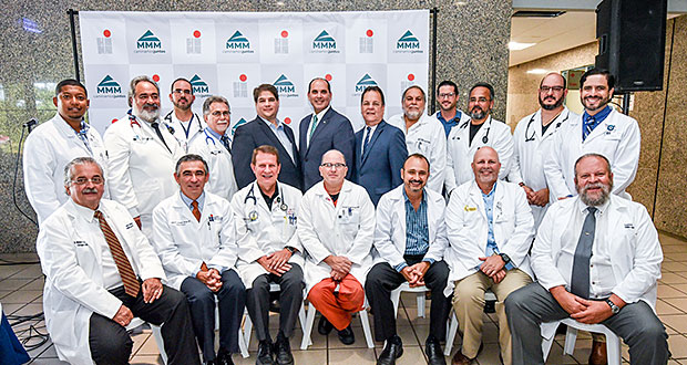 Hombres con gabán en el centro de la foto (Lcdo. Armando Rodríguez, vicepresidente de Grupo HIMA•San Pablo, Lcdo. Orlando González, presidente de MMM y Dr. Raúl Montalvo, presidente de MSO) junto a proveedores médicos. (Foto/Suministrada)