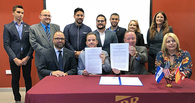 Durante la firma del acuerdo “Expo Partners” participaron (sentados) el secretario de Desarrollo Económico, Manuel Laboy, el licenciado Ricardo Llerandi, director de la Compañía de Comercio y Exportación. (Foto/Suministrada) 