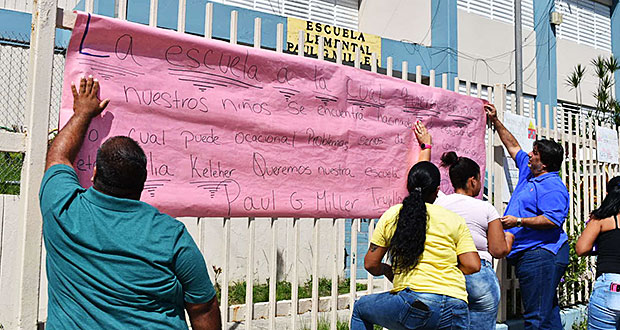 Alcalde junto a madres, padres y personal en la escuela elemental Paul G. Miller. (Foto/Suministrada)