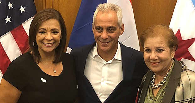 De izquierda a derecha, senadora estatal de Chicago Iris Martínez, Alcalde Emanuel y Alcaldesa Nazario. (Foto/Suministrada) 