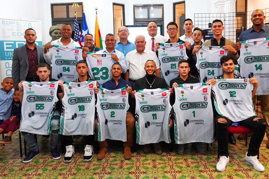 Grises de Humacao, junto al alcalde Luis Raúl Sánchez, durante entrega de uniformes. (Foto/Suministrada)