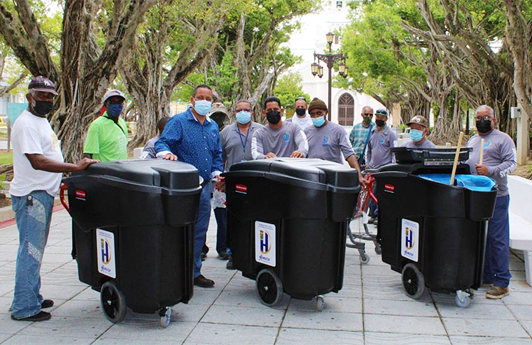 El alcalde de Humacao, Reinaldo "Rey" Vargas junto a los empleados del área de mantenimiento del ayuntamiento que realizan labores en el centro urbano.(Foto/Suministrada)