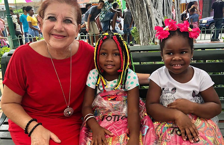 La alcaldesa de Loíza, Julia Nazario Fuentes con niñas participantes del regreso a la escuela. (Foto/Suministrada)