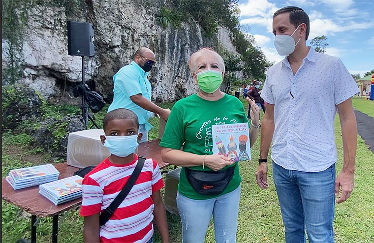 De izquierda a derecha, alcaldesa Julia Nazario Fuentes y el licenciado Armando Valdés Prieto en las inmediaciones del Parque Histórico Cueva María de la Cruz. (Foto/Suministrada) 