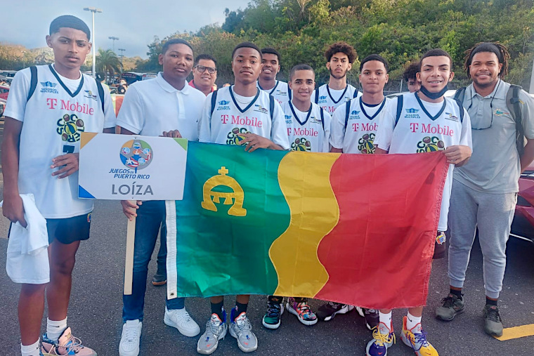  Grupo de atletas loiceños, con el abanderado Jerethzael Pica Rosado (con letrero en mano) y Jabient Cirino, director del Departamento de Recreación y Deportes Municipal (extrema derecha).(Foto/Suministrada) 