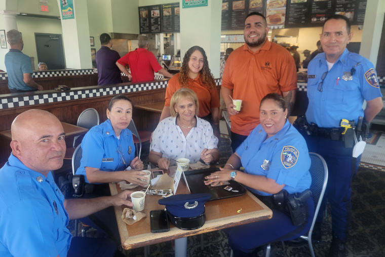 Agentes Juan Martínez, Leyla Tirado, Marilin Sarmiento, Julio Mattos - Programas Preventivos y Olga Agosto Santiago - VP de la junta LAP paramédicos privados.(Foto/Suministrada)