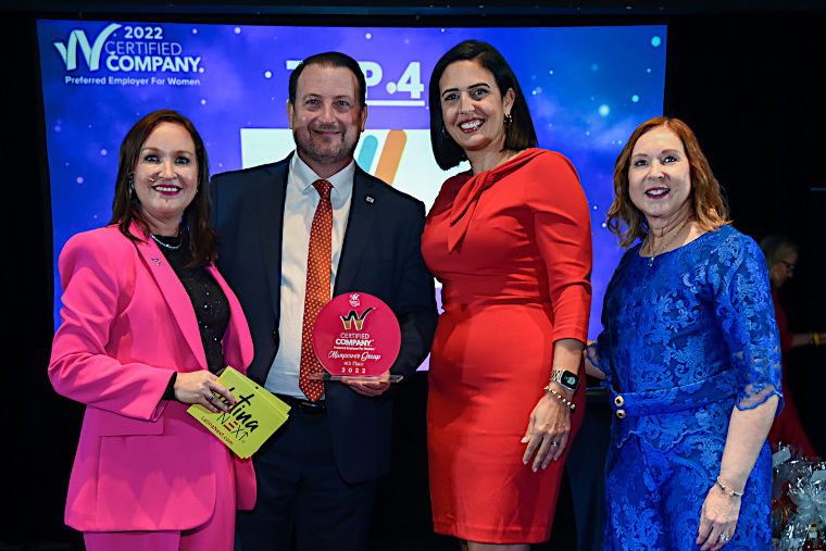 Frances Ríos (izquierda) y Damaris Sánchez (derecha) hacen entrega de premio W Certified Company a José Ordeix Llabaly, presidente de Motorambar, Nadjah E. Galíndez, gerente sénior de Recursos Humanos. (Foto/Suministrada) 