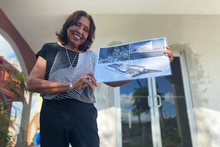  Zora Moreno frente del local en Loíza, muestra un dibujo conceptual del proyecto. (Foto/Suministrada)