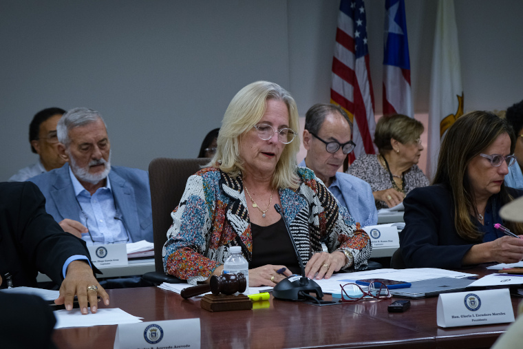 Al centro, Gloria I. Escudero Morales, presidenta de la Legislatura Municipal de San Juan. (Foto/Suministrada)