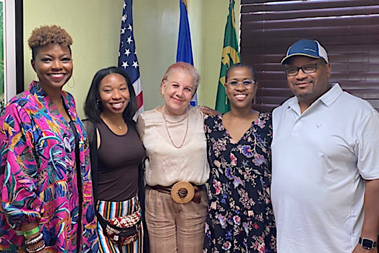  De izquierda a derecha, Channte' Keith, Tiarra Murphy, Julia Nazario Fuentes, Nekose Wills, y Delmonte Jefferson durante una visita a Loíza. (Foto/Suministrada)