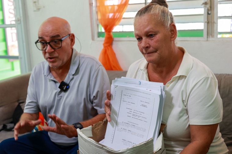 Pedro Roig y Doris González explican los problemas que enfrentaron para visitar a su hijo Carlos, encarcelado en una prisión en Iowa, Estados Unidos. (Foto por Wanda Liz Vega | Centro de Periodismo Investigativo)