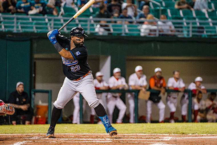 En el primer juego de esta serie, la segunda base Irving Falú hizo una excelente labor empujando tres de las cinco carreras de Fajardo. (Foto/Suministrada) 