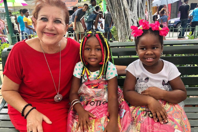 Alcaldesa Julia Nazario con dos de las niñas participantes de eventos anteriores.  (Foto/Suministrada) 