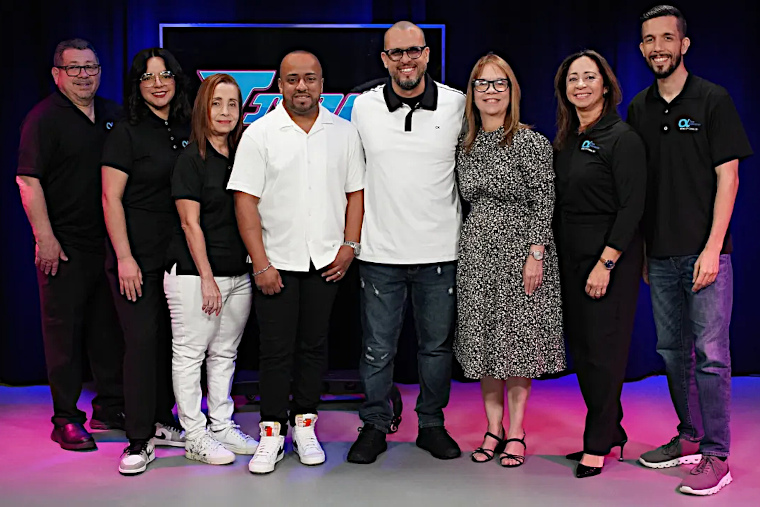 Al centro: Alfonso Bachiller y Hernán Pantoja. De izquierda a derecha, gerenciales y personal de Teleadoración: Ing. Heriberto Roque, Karla Santiago, Lillian Irizarry, Pastora Evelyn Delgado, Liza Rivera y Héctor Rodríguez.  (Foto/Suministrada)