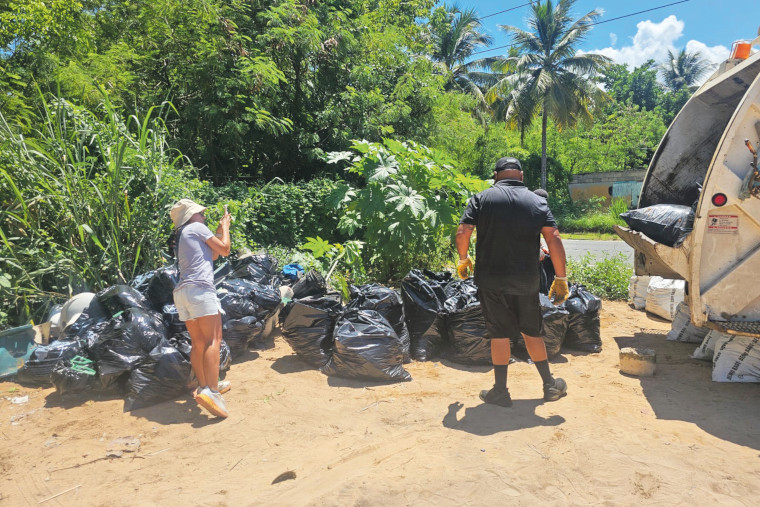 Equipo de trabajo municipal haciendo acopio de la basura recogida en Vacía Talega.(Foto/Suministrada)