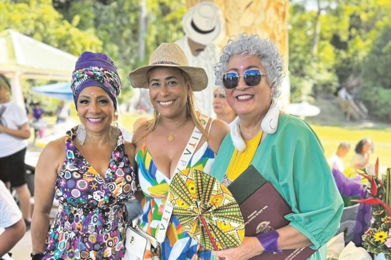 De izquierda a derecha, la gestora cultural, Maribella Burgos; en representación de la alcaldesa Julia Nazario Fuentes, Yeidimar del Valle Escobar, y Beba Febo. (Foto/Suministrada)