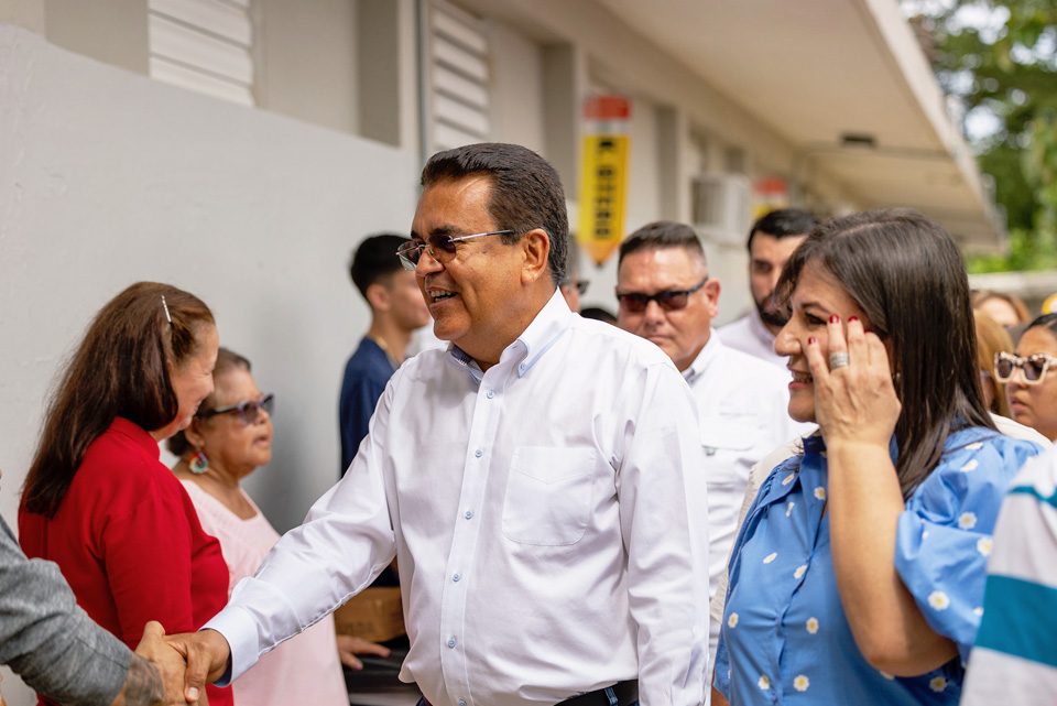 Javier Jiménez ejerce su voto en el barrio Saltos de San Sebastián